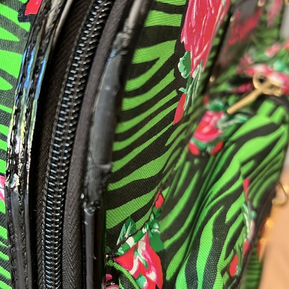 Fun Fun Betseyville Floral Rolling Suitcase - Picture 14 of 16